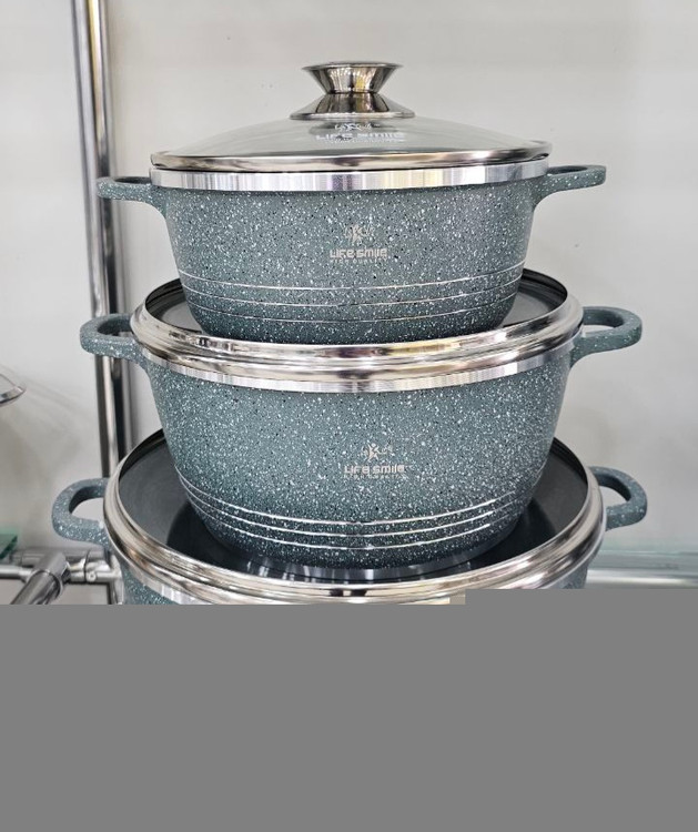 در تصویر سرویس ۶ پارچ از رنگ سبز رو میبینید