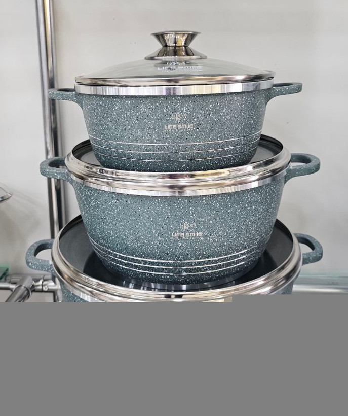 در تصویر سرویس ۶ پارچ از رنگ سبز رو میبینید